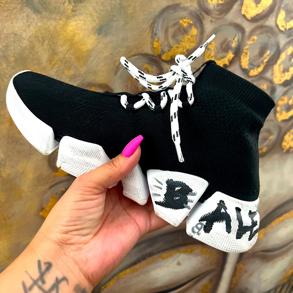 WOMEN'S SPEED 2.0 LACE-UP GRAFFITI RECYCLED
KNIT SNEAKER IN BLACK
